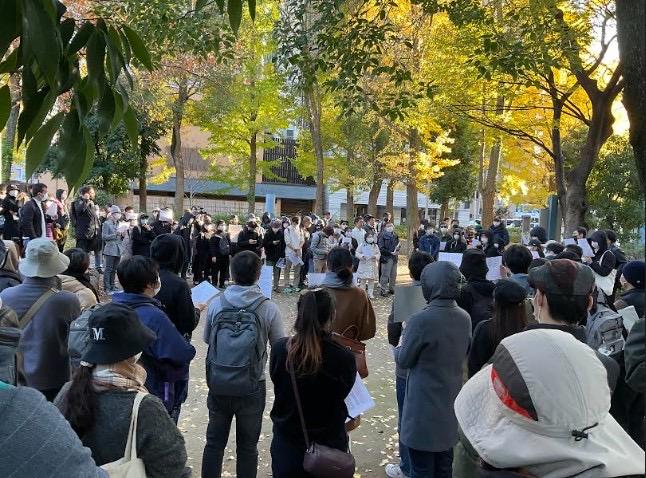 On Dec. 3, 2022, Chinese students studying in the Kansai region of Japan held a rally in Utsubo Park, Osaka, in support of the "white paper revolution." (Kane Zhang/The Epoch Times)