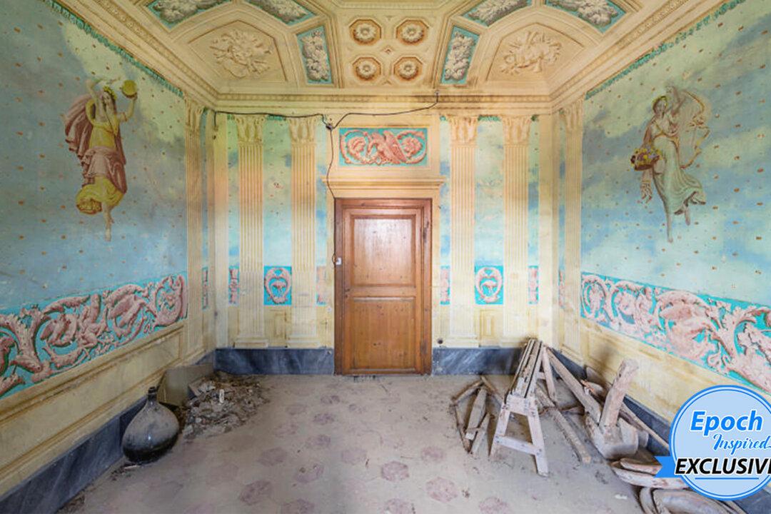 ‘The Imaginary Museum’: Rare Photos of Mural Paintings Found in Derelict, Forgotten Buildings