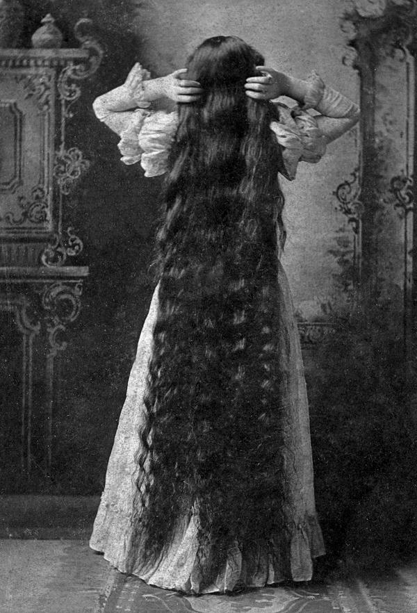 Laura Virginia Wilson displaying her long hair. (Public Domain)