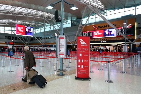 A traveller arrives to check-in at the Qantas domestic terminal at Sydney Airport in Sydney, Australia, on Aug. 25, 2022. (Lisa Maree Williams/Getty Images)