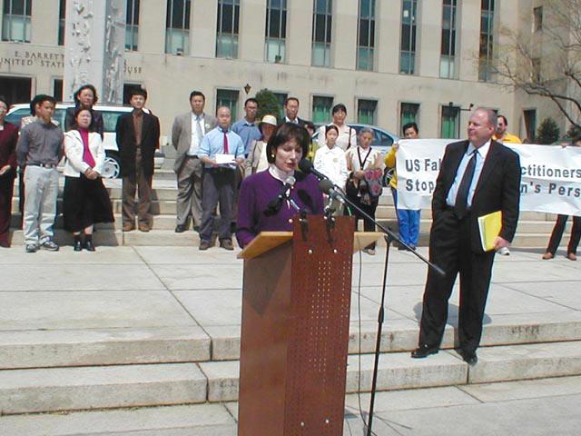 Gail Rachlin speaks outside the U.S. federal courthouse in Washington on Apr. 3, 2002. (Courtesy of Minghui.org)