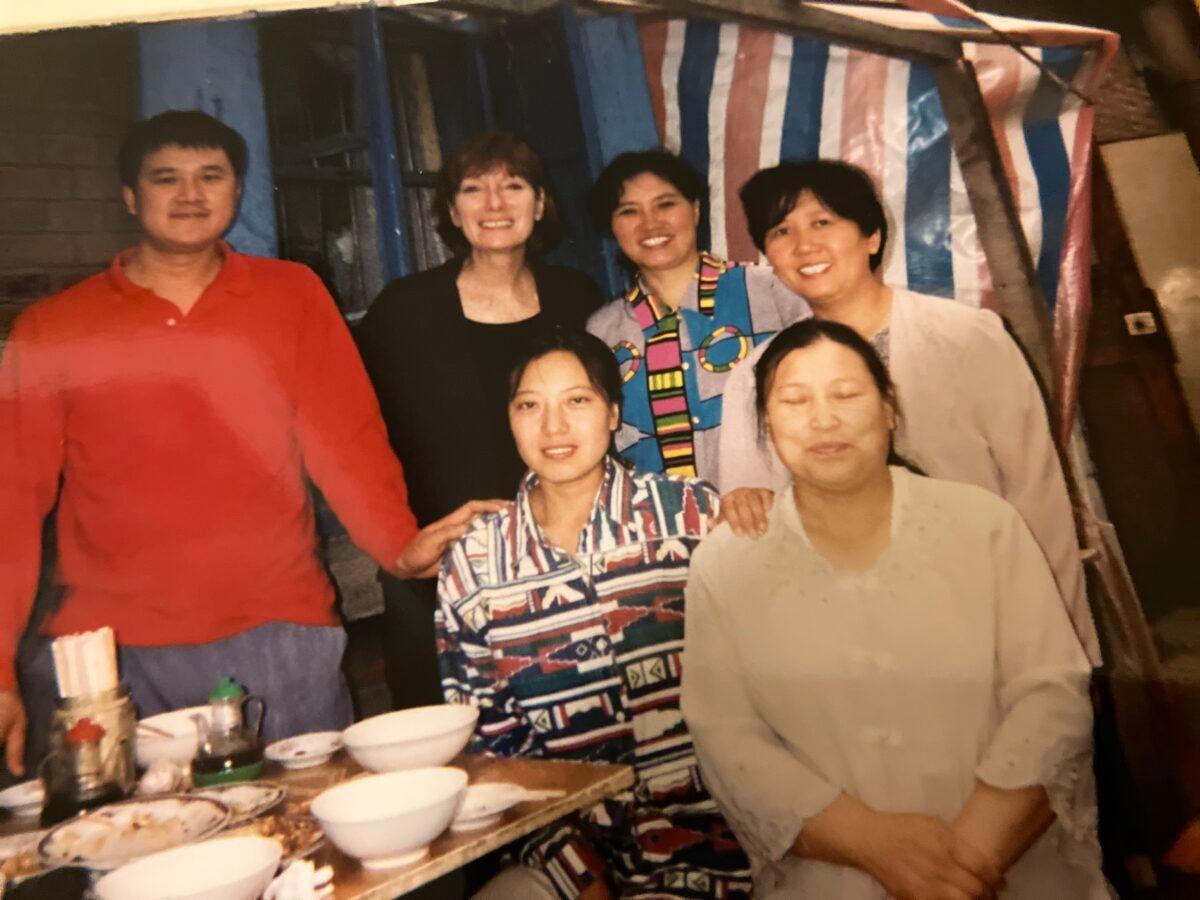 Gail Rachlin (2nd L) with Chinese Falun Gong practitioners in Changchun, Jilin Province, China, in 1998. (Courtesy of Gail Rachlin)