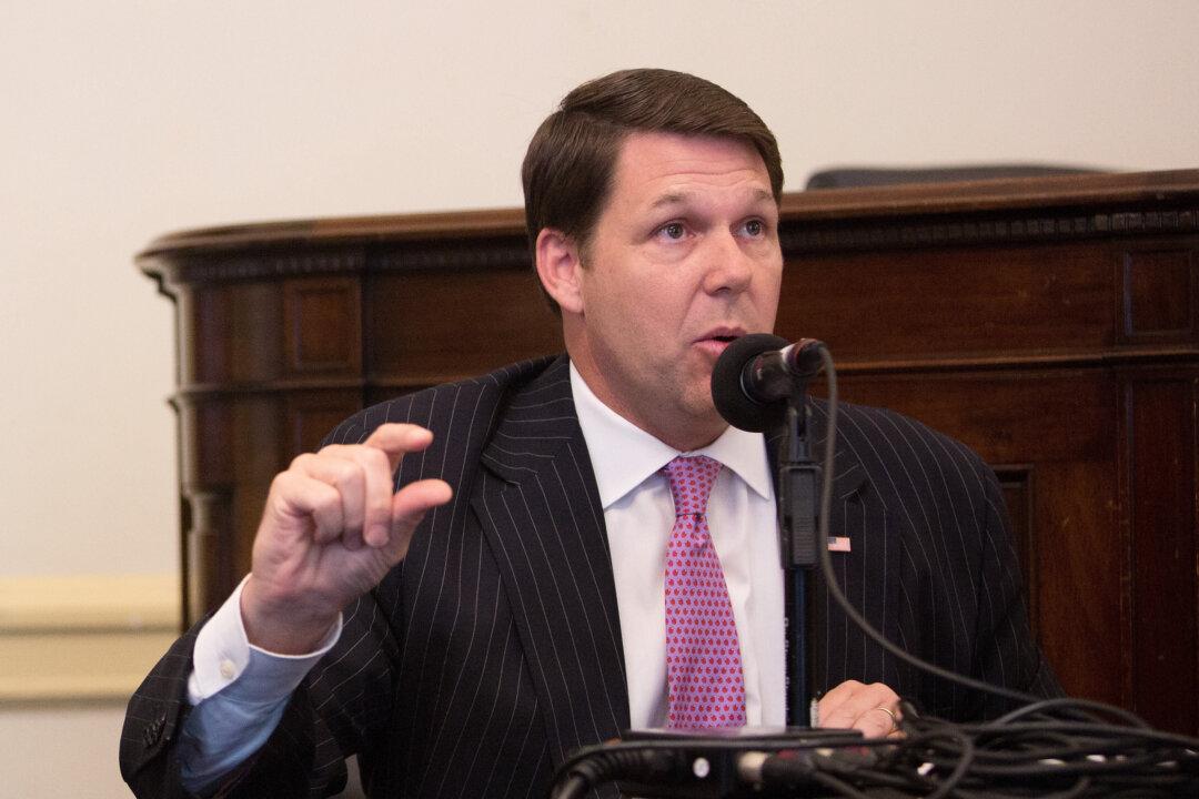 Financial Crisis Looming Due to Mounting Federal Debt: Experts