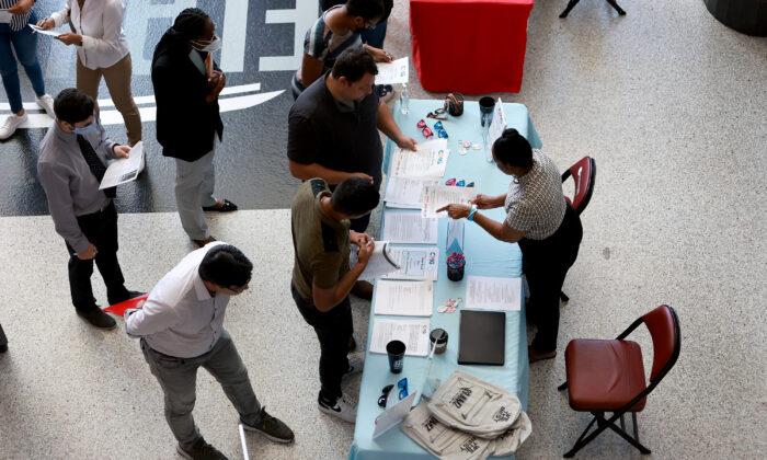 US Weekly Jobless Claims Rise; Continuing Claims at 10-Month High