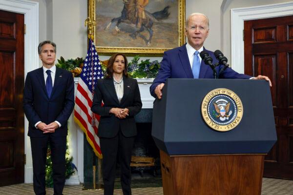 U.S. President Joe Biden (R) speaks at the White House in Washington on Dec. 8, 2022. (Chip Somodevilla/Getty Images)