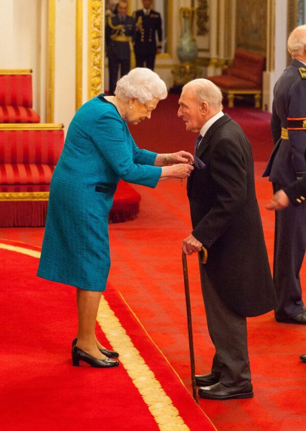 Squadron Leader George "Johnny" Johnson—who has died aged 101—being invested with an MBE (Member of the Order of the British Empire) by Queen Elizabeth II at Buckingham Palace in London on Nov. 7, 2017. (PA)