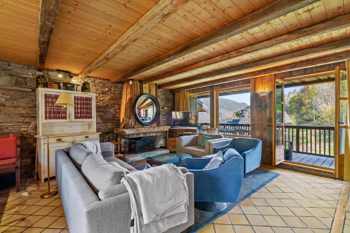 Throughout the home the interiors feature rich wood paneling, exposed beam ceilings, and stone to create a comfortable, relaxing atmosphere. (Courtesy of Sotheby’s Concierge Auctions)
