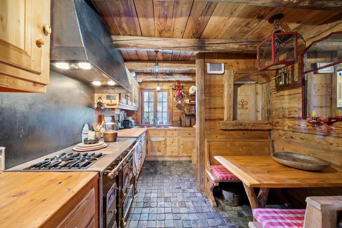 The country kitchen features dinette seating for casual meals, and is well-equipped to prepare warm meals after a long day on the nearby slopes. (Courtesy of Sotheby’s Concierge Auctions)