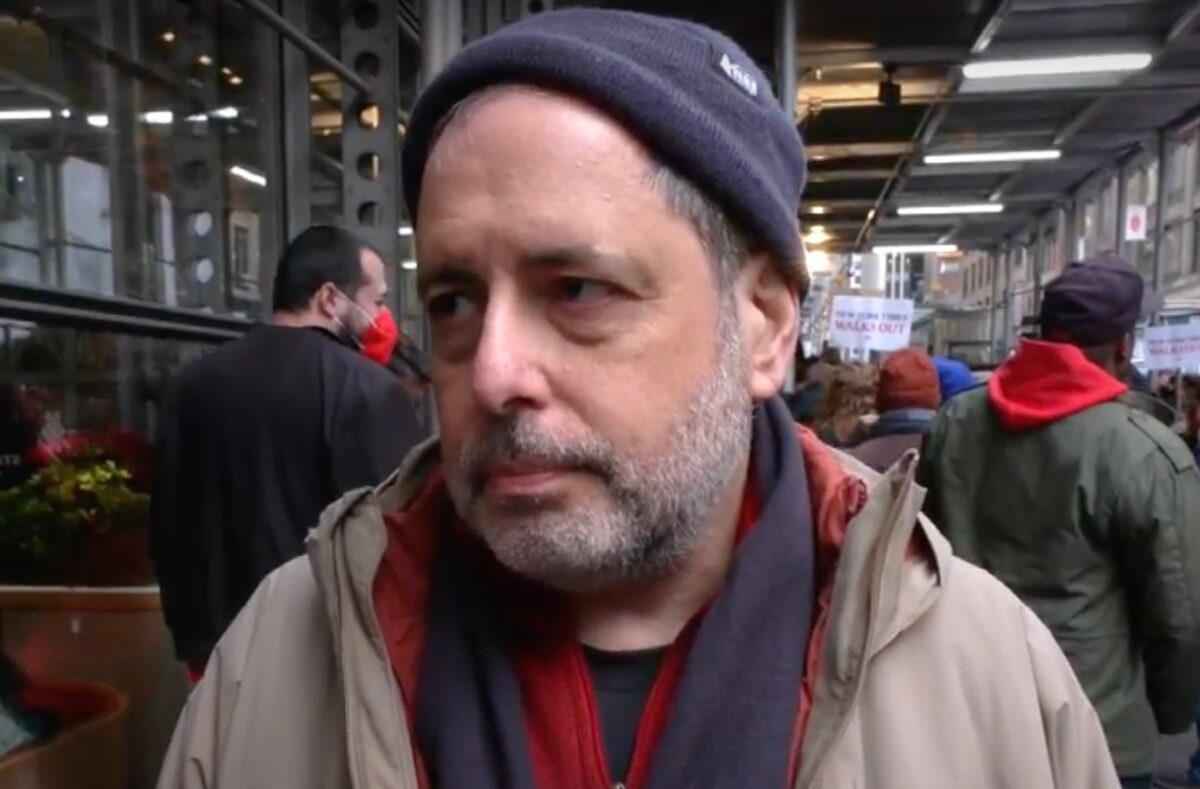Ken Belson, a reporter for the sports department of The New York Times, attends a demonstration outside the newspaper's headquarters as part of a 24-hour strike, in New York City, on Dec. 8, 2022. (NTD)