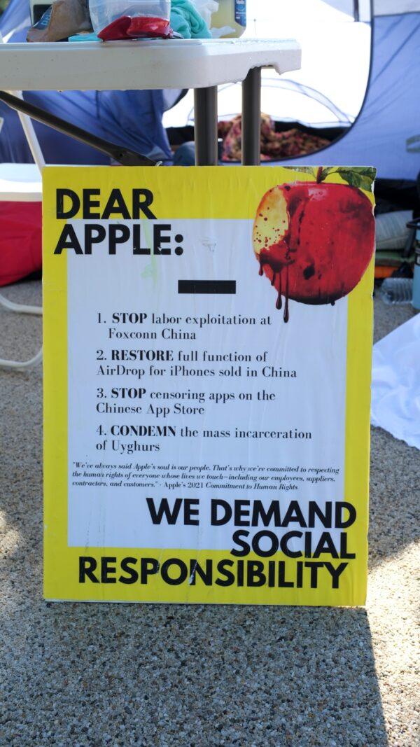 A sign demanding accountability from Apple during a hunger strike in Cupertino, Calif., on Dec. 7, 2022. (David Lam/NTD)