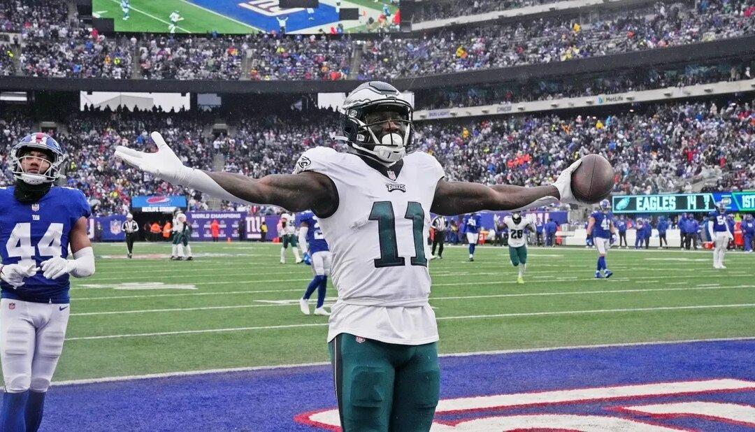 NFL Roundup: Eagles Clinch Playoff Spot With Rout of Giants