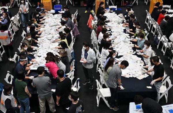 South Korean election officials count ballots for the nationwide local elections to elect mayors, governors, local council members, and regional education chiefs at a gymnasium in Seoul on June 1, 2022. (Jung Yeon-je/AFP via Getty Images)