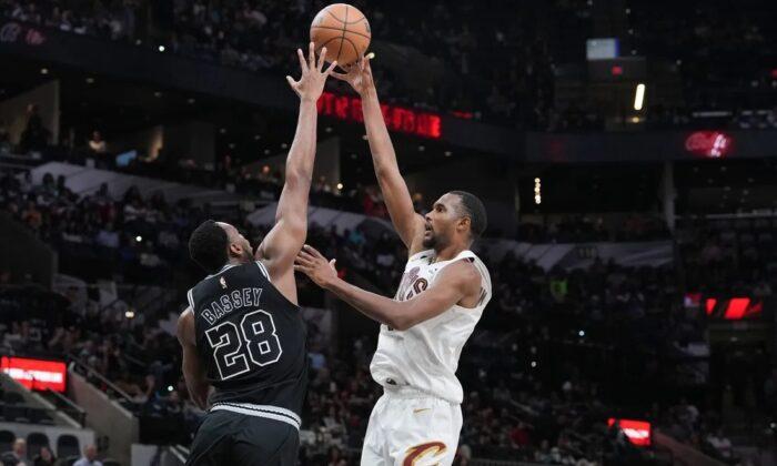 NBA Roundup: Spurs Bear Down in Final Seconds, Shock Cavs