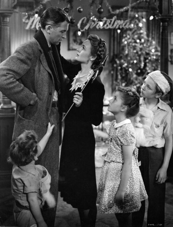 With George facing the prospect of jail for his company’s missing funds, he comes home to his family preparing for Christmas Eve. (MovieStillDB)