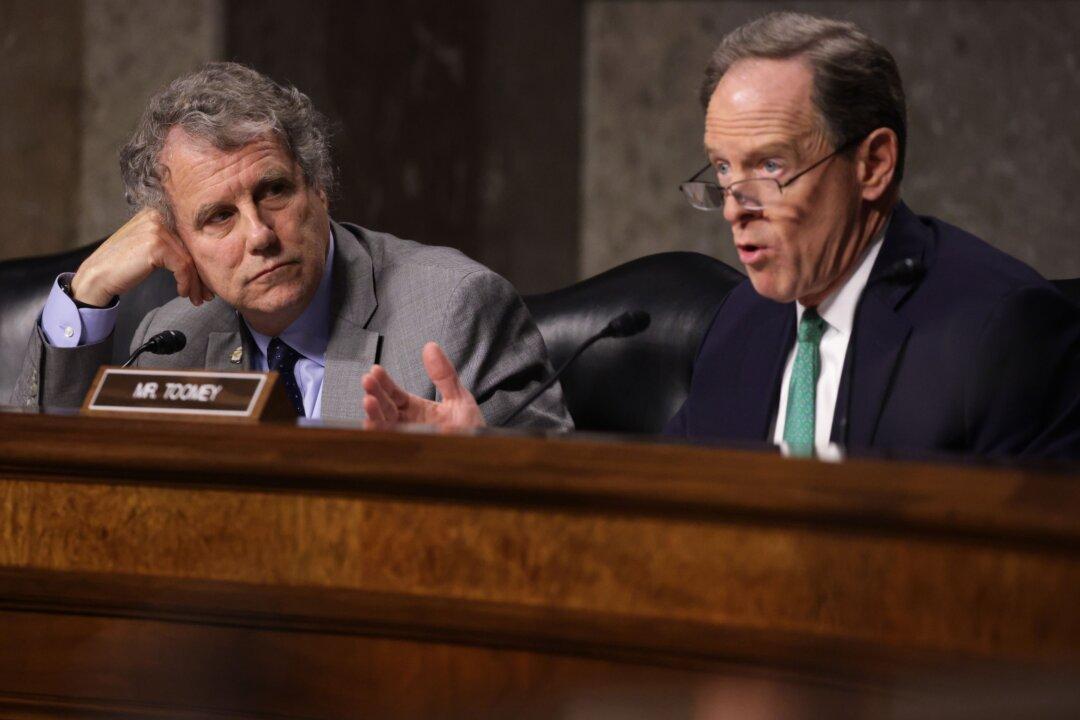 Senators Rip Former Silicon Valley Bank CEO for Executive Payouts Prior to Bank’s Collapse