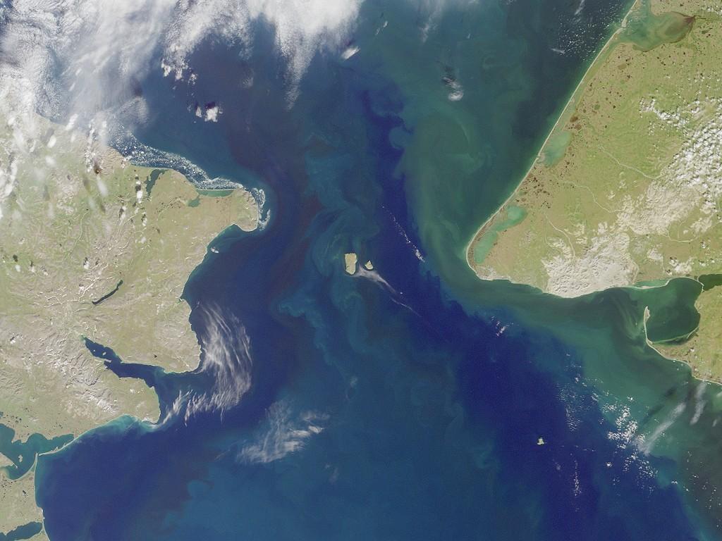 In the center of the image are Big Diomede and Little Diomede islands in the Bering Sea, with the eastern part of Russia on the left side and the western part of the United States on the right side. (<a href="https://commons.wikimedia.org/wiki/File:BeringSt-close-VE.jpg">Public Domain</a>)