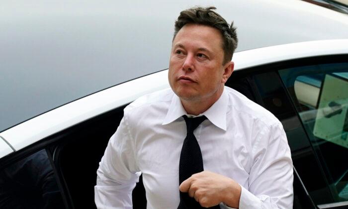Musk Reinstates Journalists’ Twitter Accounts Suspended for Doxxing Violations