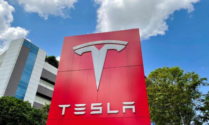 Tesla Shares Fall as Investors Bash Musk’s Twitter Focus