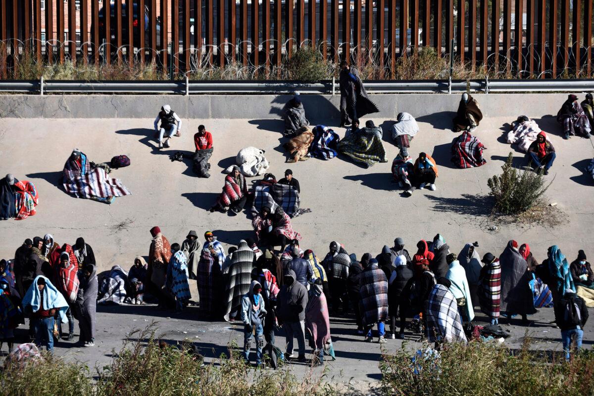Migrants wait to cross the US-Mexico border from Ciudad Juárez, Mexico, Wednesday, Dec. 14, 2022. (AP Photo/Christian Chavez)