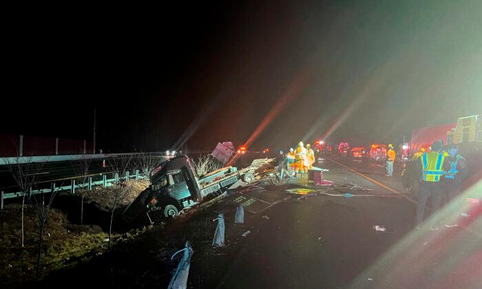 3 Dead Following Crash Between Bus and Truck in Virginia