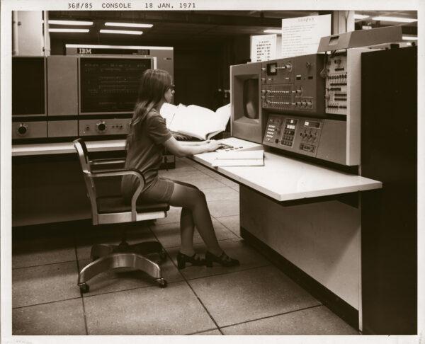 Hamilton at the IBM 360/85 console of the National Security Agency on Jan. 18, 1971. (Public domain)