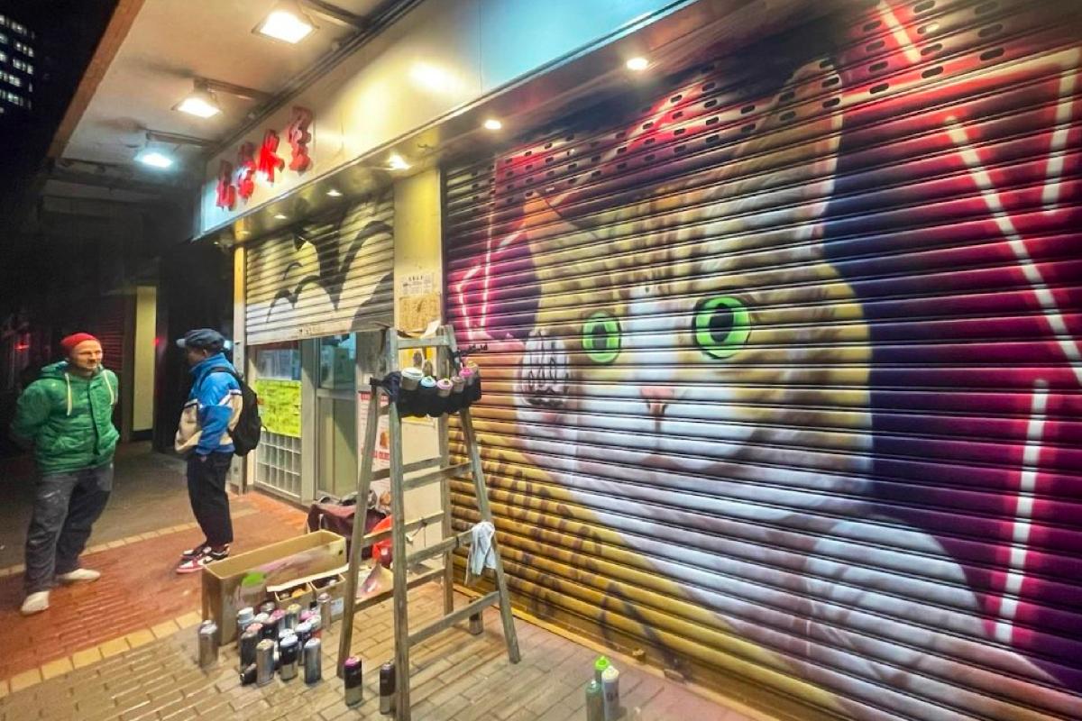 “Mong Kok Cat" painted by Vladi at Kwong Wing Cafe in Mong Kok in Hong Kong on Dec. 15, 2022. (Cheuk Sheung-yu/The Epoch Times)