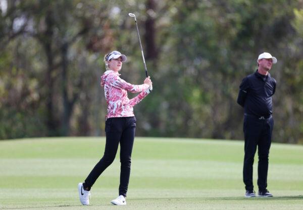Nelly Korda of the United States plays a shot on the sixth hole as her father Petr Korda looks on during the final round of the PNC Championship at Ritz-Carlton Golf Club in Orlando, Fla., on Dec. 18, 2022. (Mike Ehrmann/Getty Images)