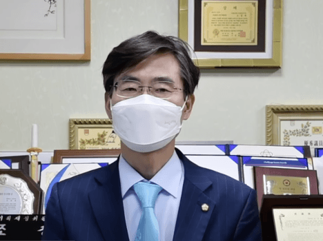 Chiu Hing-Thai, a member of National Assembly of Korea, speaks in support of Taiwan’s legislative efforts. (Screenshot by The Epoch Times)