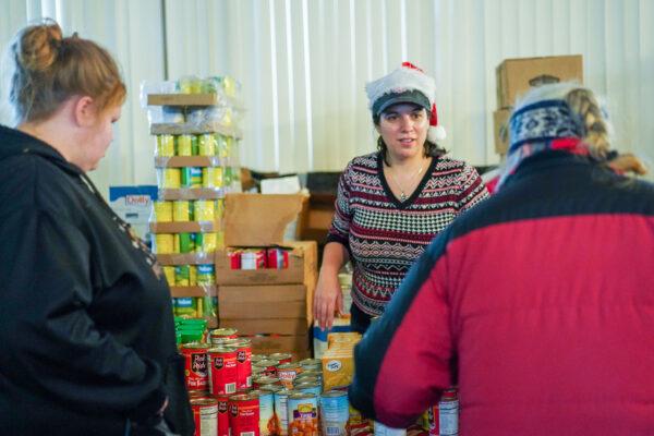 <span data-contrast="none">New York State Fraternal Order of Police Secretary </span>Lauren Holz volunteers to give out food at the Easterseals Project Discovery food pantry in Port Jervis, N.Y., on Dec. 19, 2022. (Cara Ding/The Epoch Times)