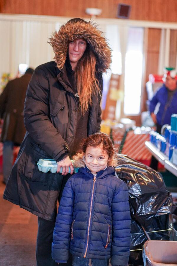 Samantha Quick and her daughter at the Easterseals Project Discovery food pantry in Port Jervis, N.Y., on Dec. 19, 2022. (Cara Ding/The Epoch Times)