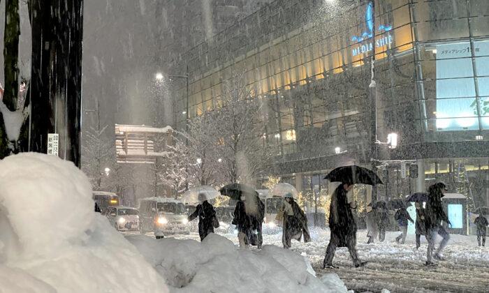 Heavy Snowfall Hits Northern Japan, Leaving Hundreds of Vehicles Stranded Overnight
