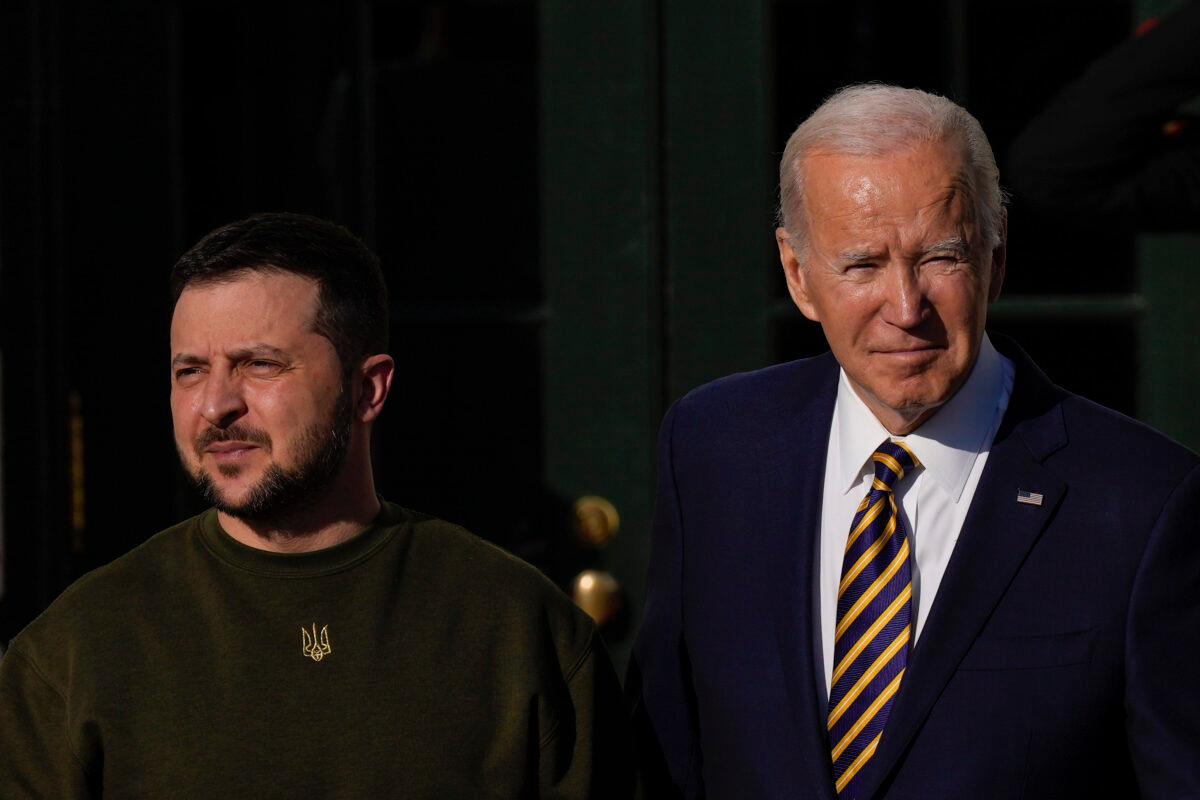 U.S. President Joe Biden (R) welcomes President of Ukraine Volodymyr Zelenskyy to the White House in Washington on Dec. 21, 2022. (Drew Angerer/Getty Images)