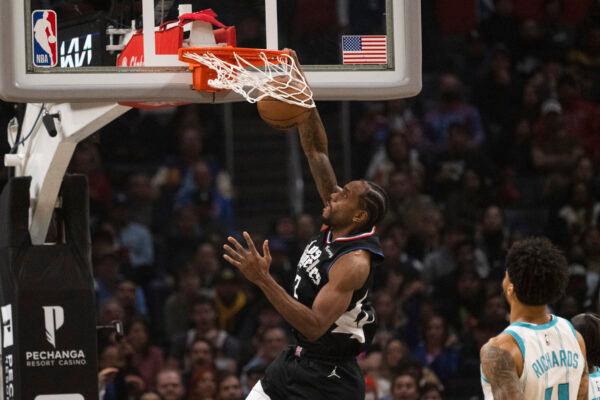 Los Angeles Clippers forward Kawhi Leonard (2) dunks past Charlotte Hornets center Nick Richards (4) during the first half of an NBA basketball game in Los Angeles on Dec. 21, 2022. (Kyusung Gong/AP Photo)