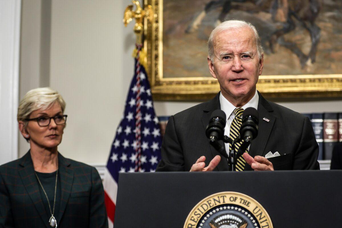 U.S. President Joe Biden, joined by Energy Secretary Jennifer Granholm, delivers remarks on energy during an event in the Roosevelt Room of the White House on Oct. 19, 2022. (Alex Wong/Getty Images)
