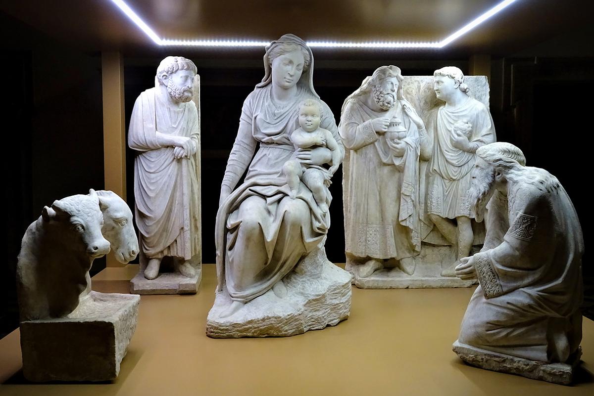 The first carved crèche was produced in 1290 by Arnolfo di Cambio for St. Mary Major. (Cropped photo: <a href="https://commons.wikimedia.org/wiki/File:Santa_Maria_Maggiore_24.jpg">Hugo DK</a>/ <a href="https://creativecommons.org/licenses/by-sa/4.0/deed.en">CC BY-SA 4.0</a>)