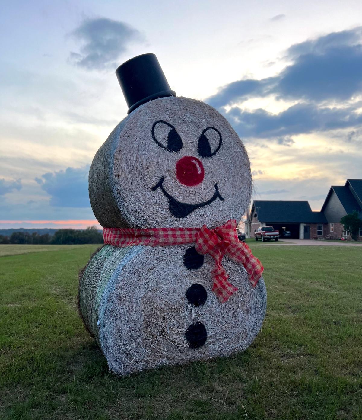 They haybale sculpture of Frosty, the snowman. (Courtesy of <a href="https://www.facebook.com/groups/320200669469831/">Melissa Kelley</a>)
