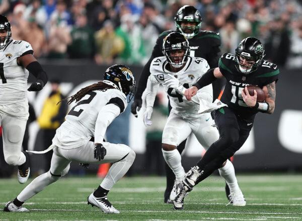 Chris Streveler (15) of the New York Jets scrambles during the 4th quarter of the game against the Jacksonville Jaguars at MetLife Stadium in East Rutherford, N.J. on Dec. 22, 2022. (Dustin Satloff/Getty Images)
