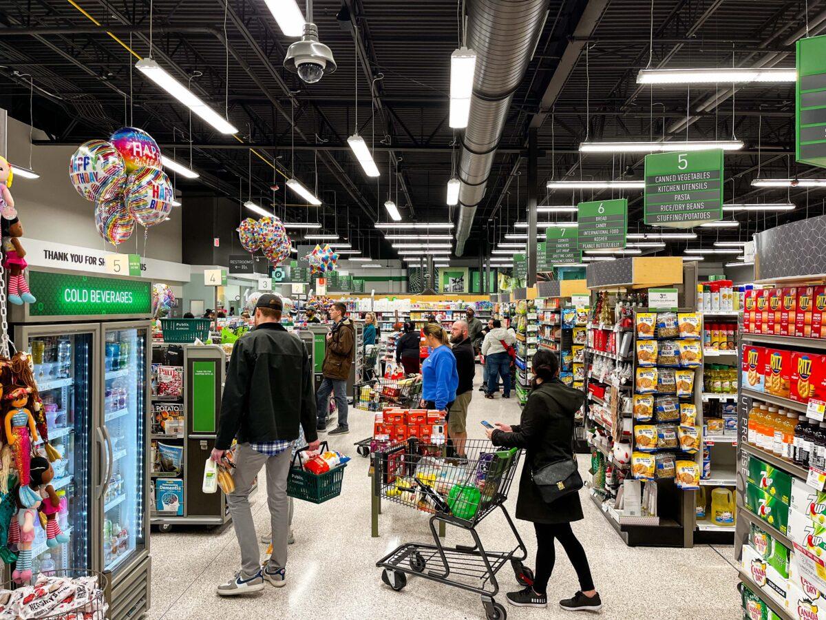 Shoppers wait in line at a Publix in Nashville, Tenn., on Dec. 22, 2022. (Seth Herald/AFP via Getty Images)