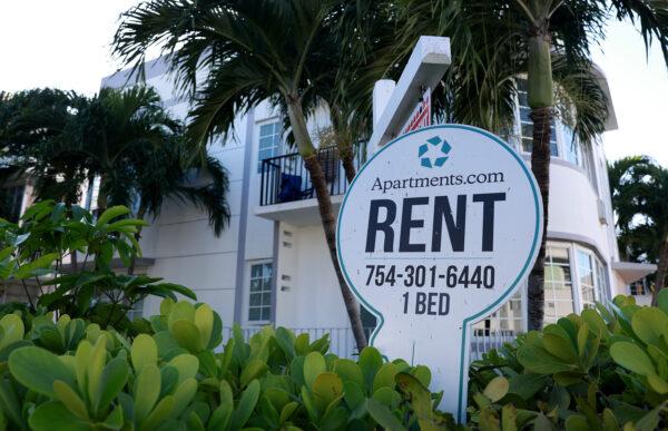A 'Rent' sign is placed in front of a building in Miami Beach on Dec. 6, 2022. (Joe Raedle/Getty Images)