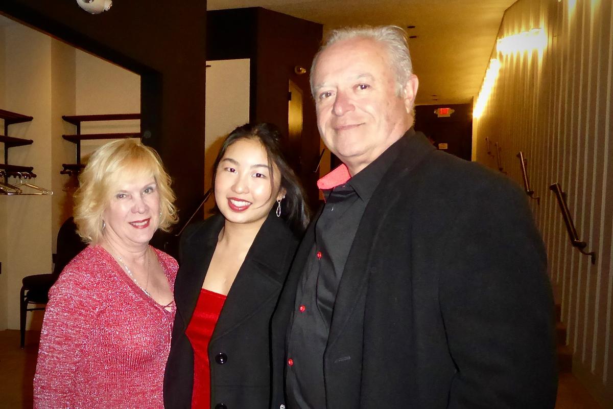 Cuban Americans Who Fled Communism Share Shen Yun’s Message With Chinese Daughter