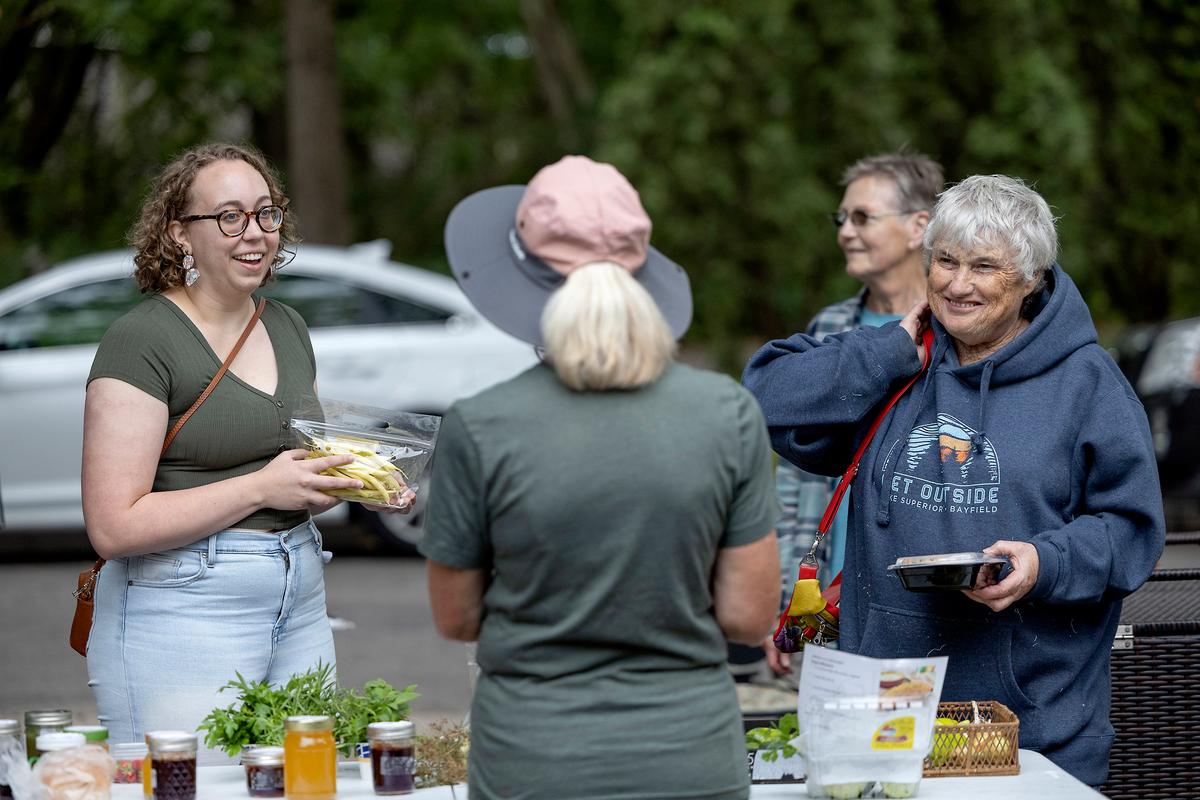 Betty Lotterman tends to a line of people who stopped by to buy her vegetables, baked goods and jellies in St. Paul, Minn., on Sunday, Aug. 14, 2022. (Elizabeth Flores/Minneapolis Star Tribune/TNS)