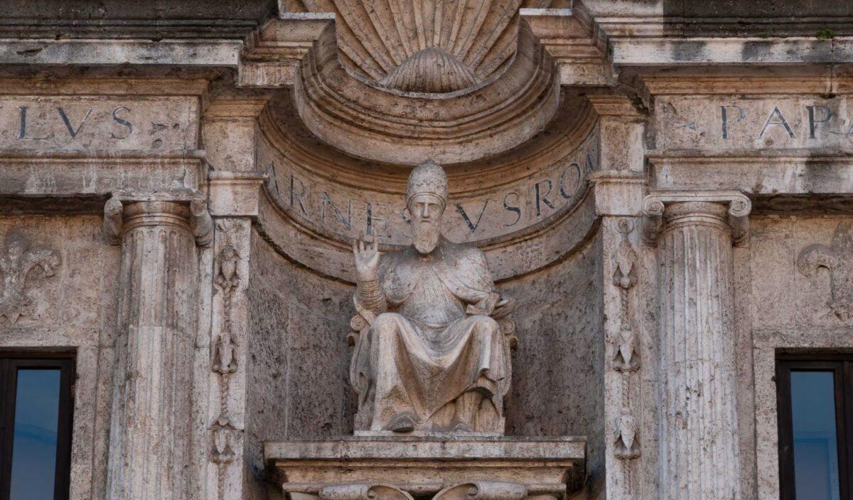Detail of a statue of Pope Paul III at the Palacio de los Capitanes Generales in the Central Square of Antigua Guatemala in a file photo. (Vincenzo De Bernardo/Shutterstock)