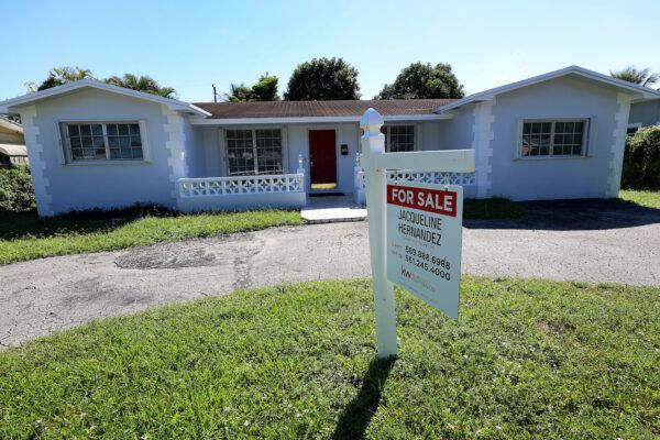 A 'For Sale' sign is posted in front of a single-family home in Hollywood, Fla., on Oct. 27, 2022. (Joe Raedle/Getty Images)