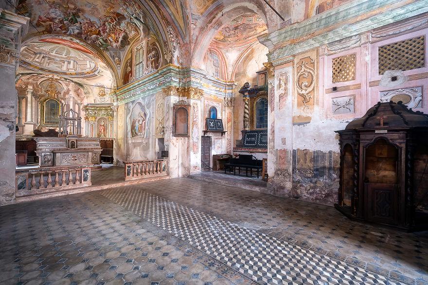 An unnamed abandoned space, featuring classical European art and architecture. (Courtesy of <a href="https://romanrobroek.nl/">Roman Robroek Photography</a> and <a href="https://www.instagram.com/romanrobroek/">@romanrobroek</a>)