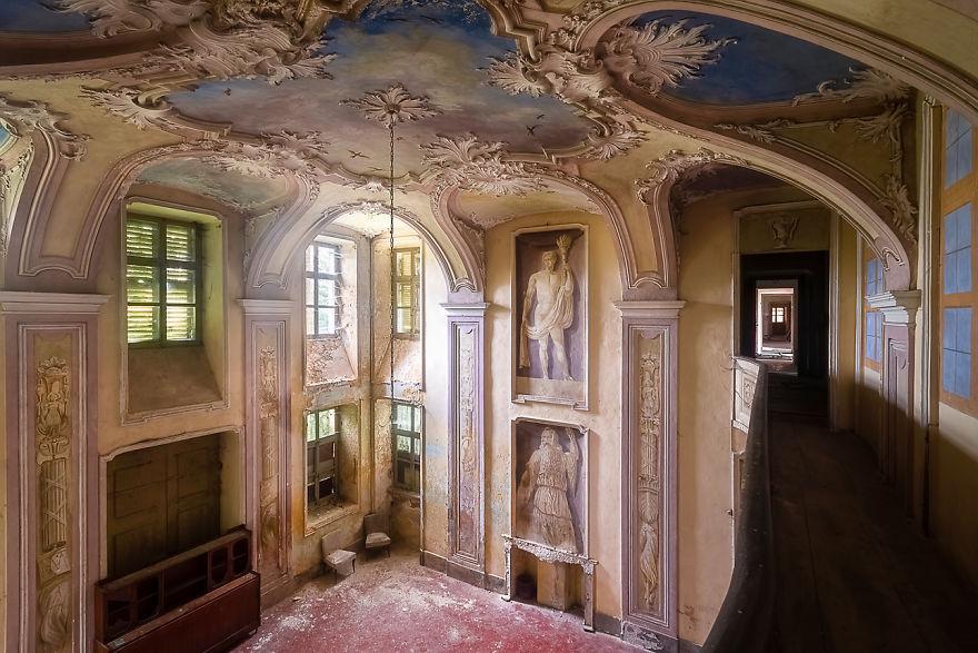 Another unnamed abandoned space, featuring classical European art and architecture. (Courtesy of <a href="https://romanrobroek.nl/">Roman Robroek Photography</a> and <a href="https://www.instagram.com/romanrobroek/">@romanrobroek</a>)