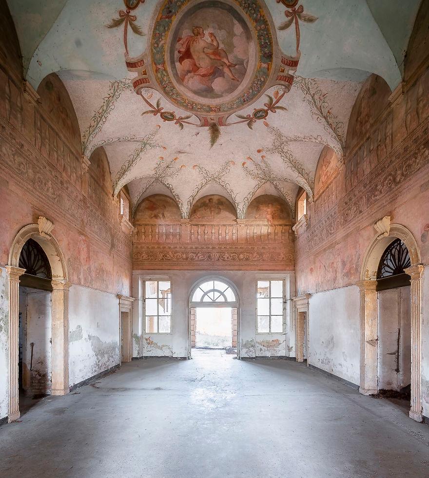 An unnamed abandoned interior, featuring baroque European art and architecture. (Courtesy of <a href="https://romanrobroek.nl/">Roman Robroek Photography</a> and <a href="https://www.instagram.com/romanrobroek/">@romanrobroek</a>)