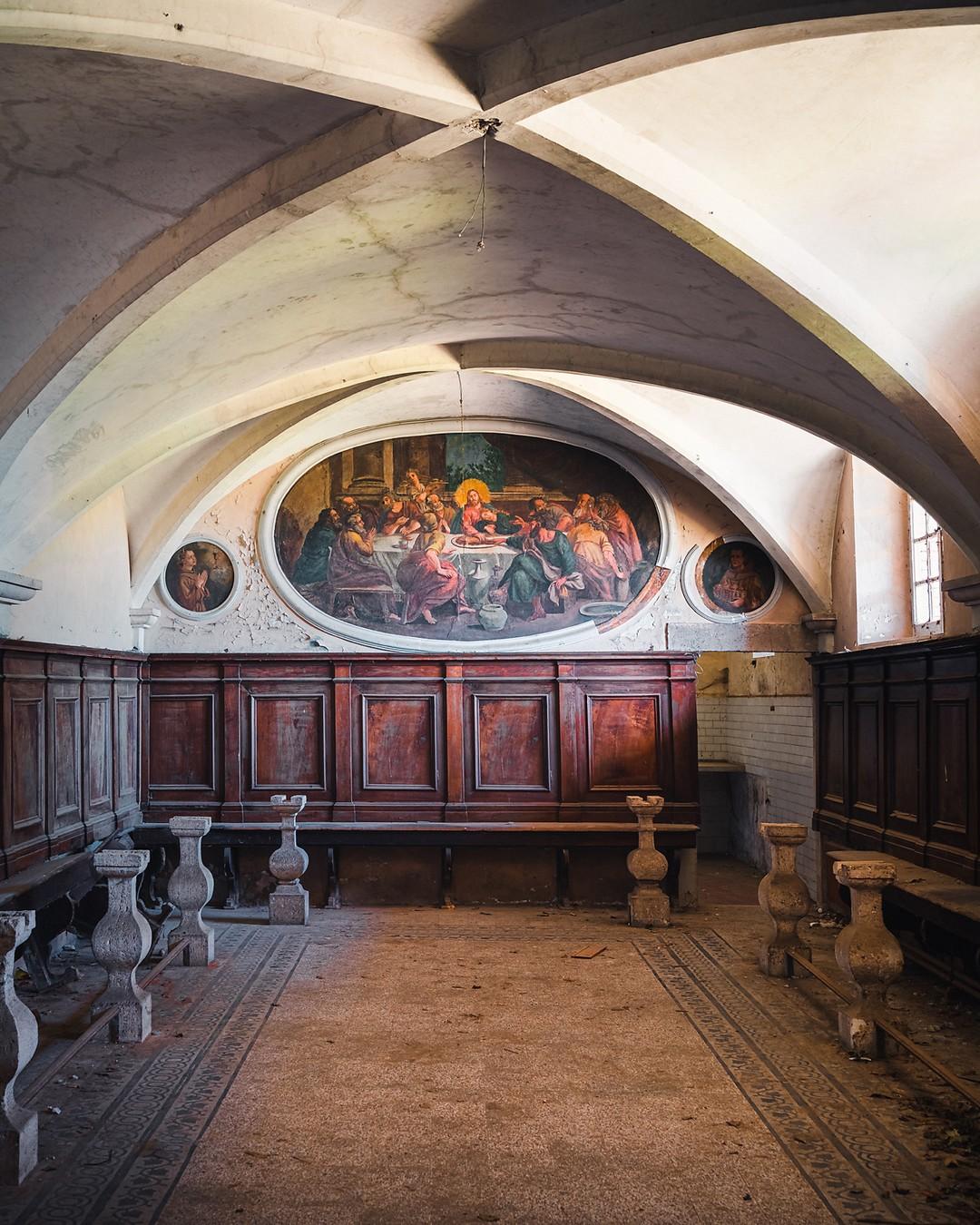 An interior located in the Viterbo province, Italy, features a mural of "The Last Supper." (Courtesy of <a href="https://romanrobroek.nl/">Roman Robroek Photography</a> and <a href="https://www.instagram.com/romanrobroek/">@romanrobroek</a>)