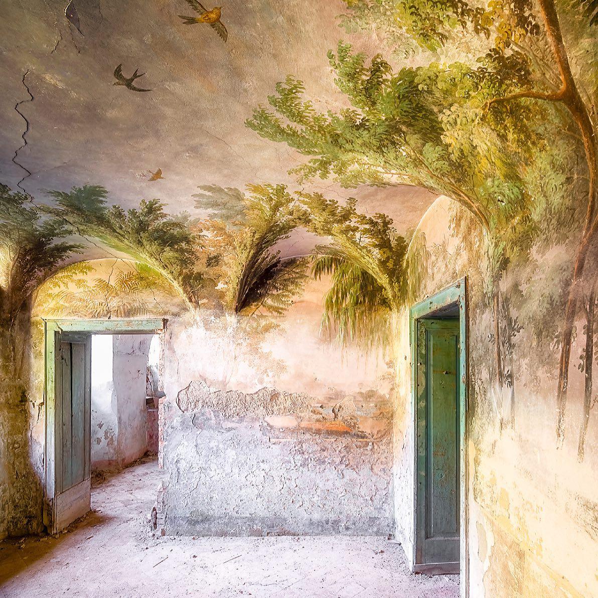An abandoned villa in Northern Italy, photographed in 2020. (Courtesy of <a href="https://romanrobroek.nl/">Roman Robroek Photography</a> and <a href="https://www.instagram.com/romanrobroek/">@romanrobroek</a>)
