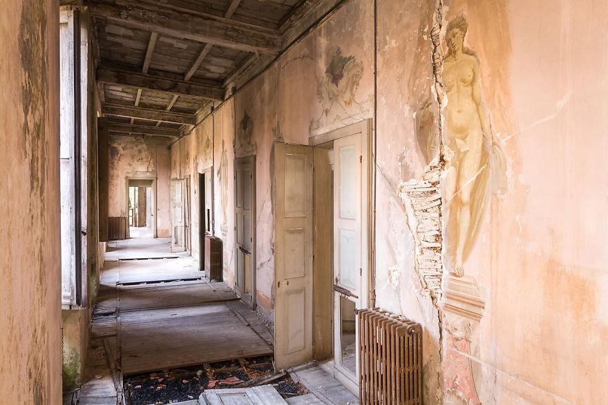 An abandoned villa in Limbiata, Italy, photographed in 2017. (Courtesy of <a href="https://romanrobroek.nl/">Roman Robroek Photography</a> and <a href="https://www.instagram.com/romanrobroek/">@romanrobroek</a>)
