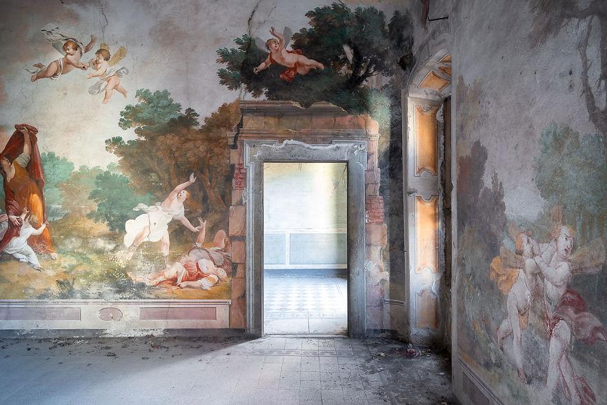 An abandoned palace close to La Spezia, Italy, photographed in 2019. (Courtesy of <a href="https://romanrobroek.nl/">Roman Robroek Photography</a> and <a href="https://www.instagram.com/romanrobroek/">@romanrobroek</a>)